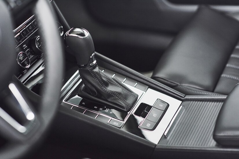 detail-modern-car-interior-gear-stick-automatic-transmission-expensive-car_146671-19464.jpg